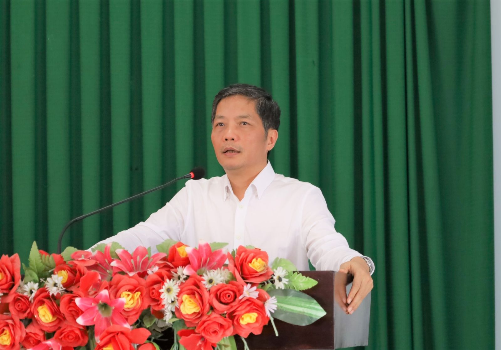 Ông Trần Tuấn Anh phát biểu tại hội nghị tiếp xúc cử tri huyện Vạn Ninh.